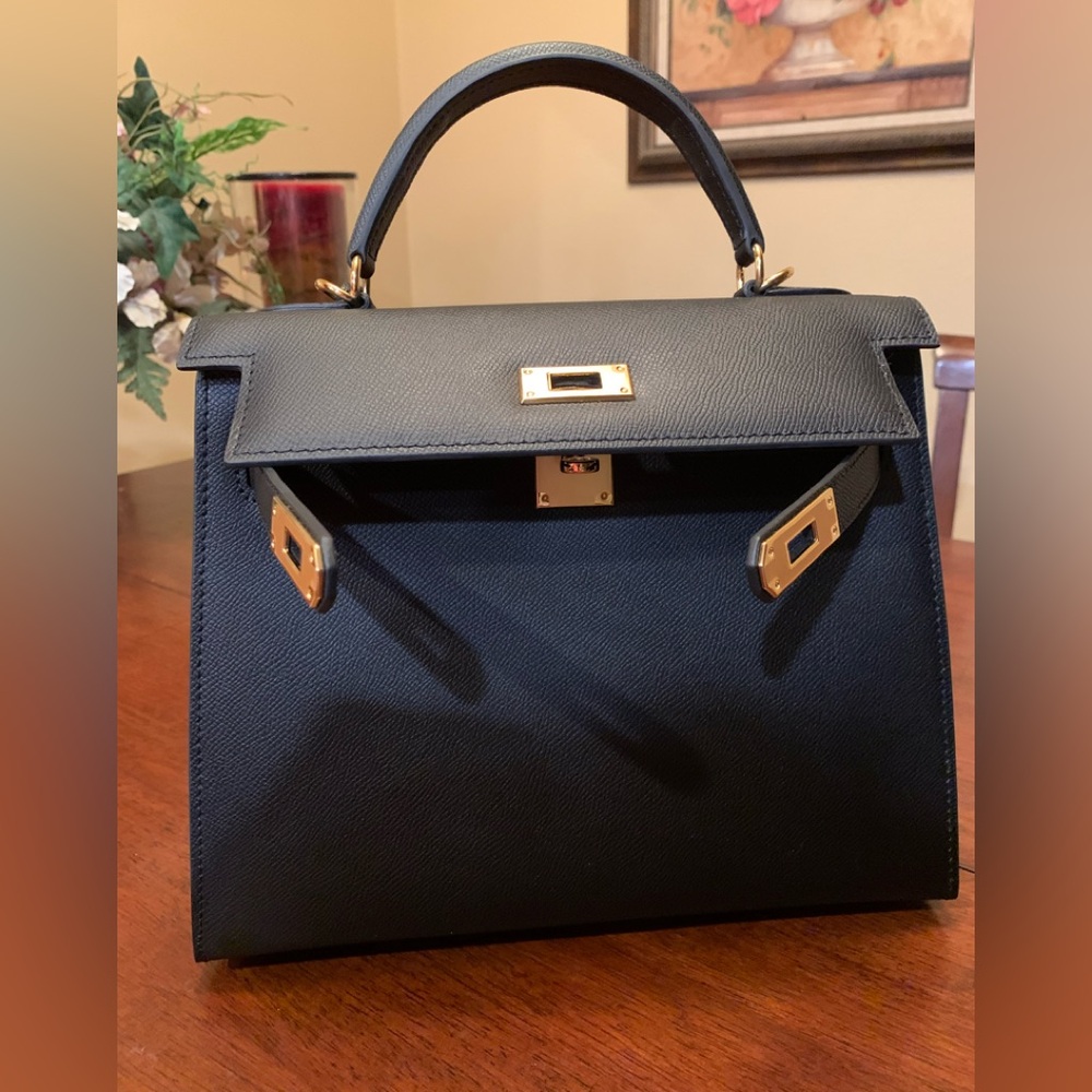 Absolutely stunning rare brand  new purse with handle .A must!